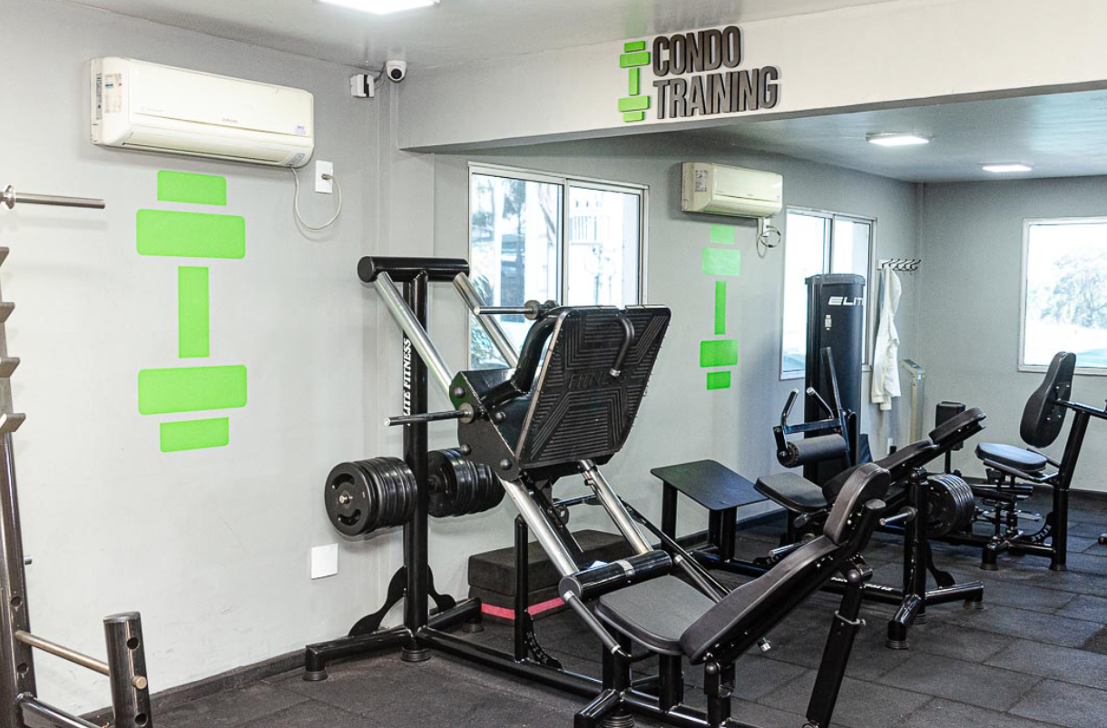Área de musculação com equipamentos premium da Condotraining